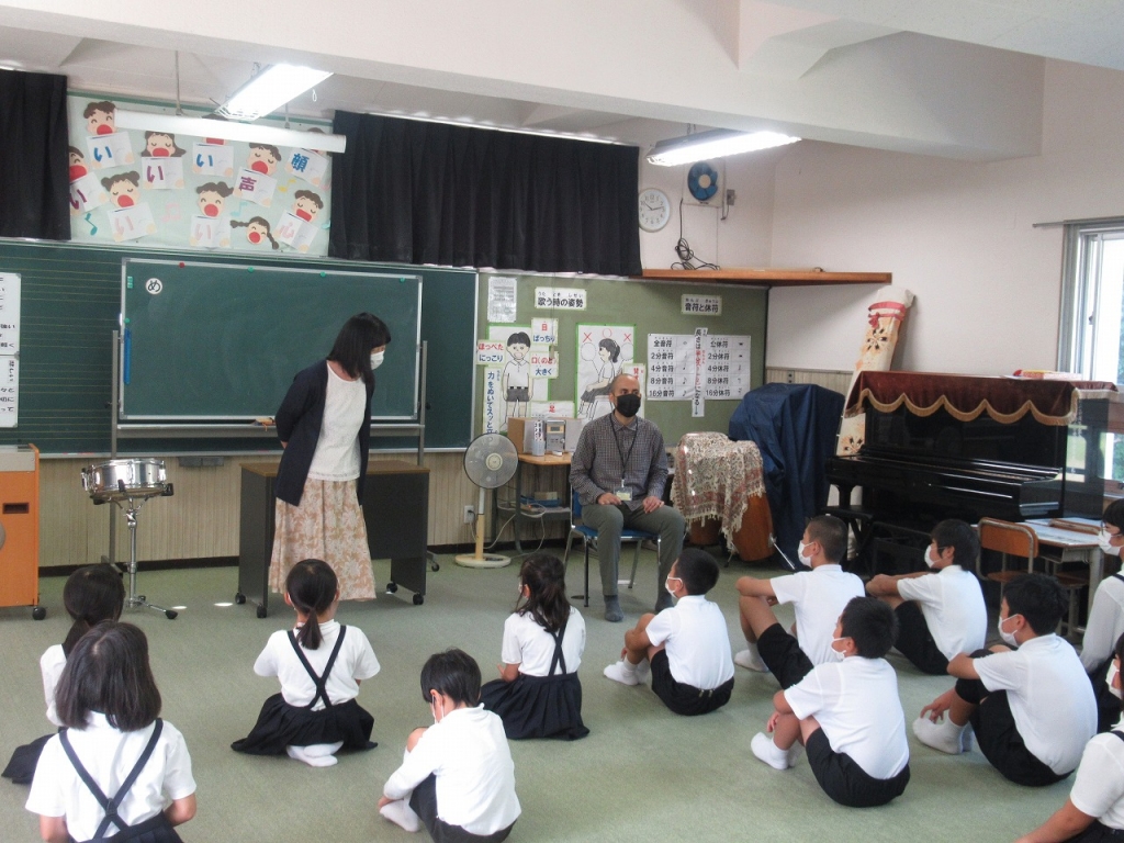 新しいALTの先生が着任！ - 新見市立井倉小学校